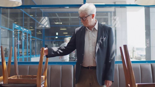 Besitzer-Restaurant-366707218-AS-Anatoliy