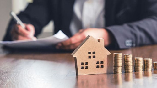 Anzugtraeger-Papier-Haus-Muenzstapel-301964911-AS-minicase