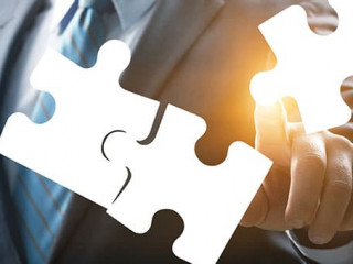 Anzugtraeger-Puzzleteile-174637819-AS-BillionPhotos-com