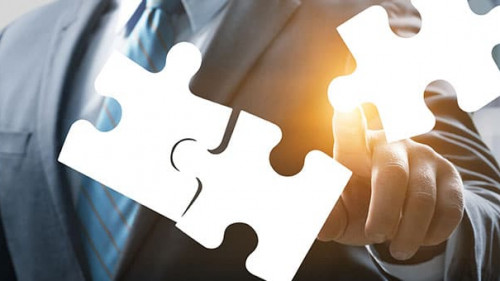 Anzugtraeger-Puzzleteile-174637819-AS-BillionPhotos-com