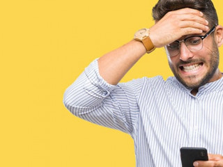 Mann-Smartphone-227861674-AS-Krakenimages-com