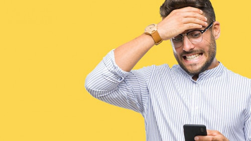 Mann-Smartphone-227861674-AS-Krakenimages-com