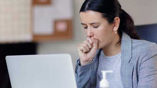 Frau-Laptop-husten-334716075-AS-Space-Cat