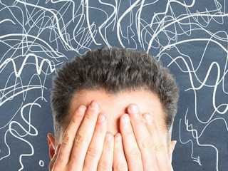 Anzugtraeger-verwirrt-203841346-AS-peshkov