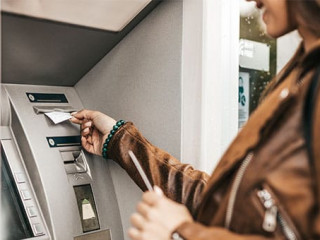 Frau-Geldautomat-268163619-AS-hedgehog94