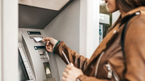 Frau-Geldautomat-268163619-AS-hedgehog94