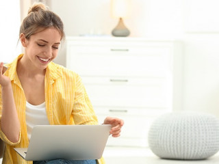 Frau-Smartphone-Laptop-300469974-AS-New-Africa