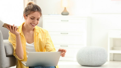 Frau-Smartphone-Laptop-300469974-AS-New-Africa