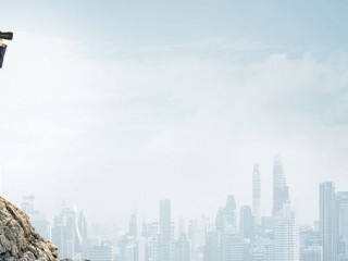 Anzugtraeger-Fernglas-313123549-AS-ra2-studio