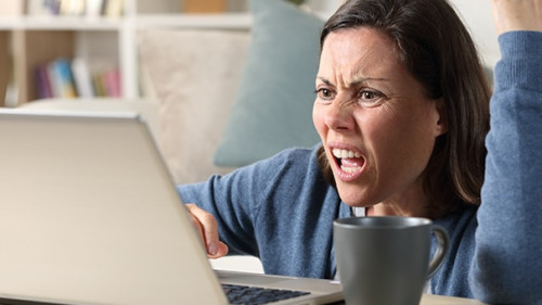 Frau-Laptop-raucht-350113998-AS-PheelingsMedia