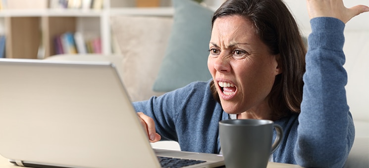 Frau-Laptop-raucht-350113998-AS-PheelingsMedia