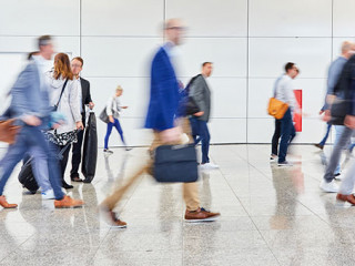 Menschen-Messe-289516021-AS-Robert-Kneschke