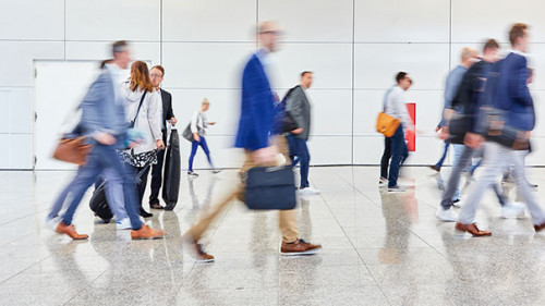 Menschen-Messe-289516021-AS-Robert-Kneschke