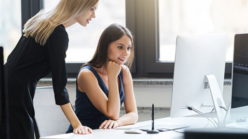 Frauen-Office-163011616-AS-Drobot-Dean