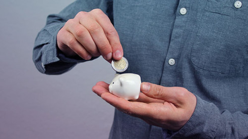 Mann-Geldstueck-Sparschwein-317293217-AS-kittyfly