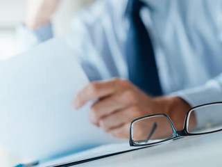 Anzugtraeger-Brille-Brief-85683893-AS-StockPhotoPro