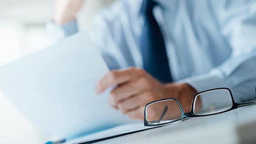 Anzugtraeger-Brille-Brief-85683893-AS-StockPhotoPro