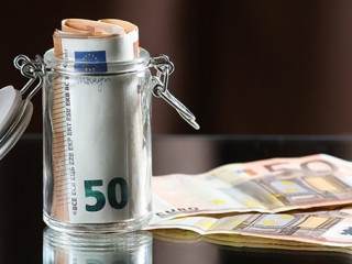 Geldscheine-Einmachglas-329046202-AS-VItaliy