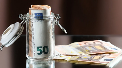 Geldscheine-Einmachglas-329046202-AS-VItaliy