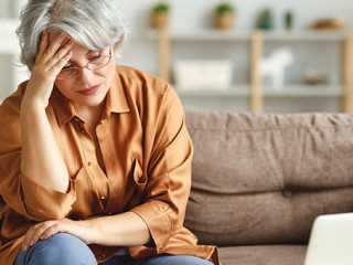 Rentnerin-verzweifelt-335923486-AS-JenkoAtaman