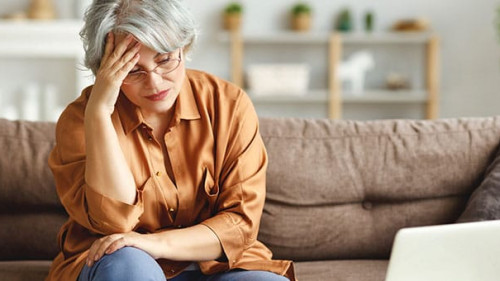 Rentnerin-verzweifelt-335923486-AS-JenkoAtaman