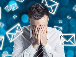 Anzugtraeger--verzweifelt-E-Mails-193302564-AS-photoschmidt