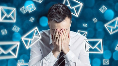 Anzugtraeger--verzweifelt-E-Mails-193302564-AS-photoschmidt