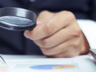 Anzugtraeger-Lupe-219991746-AS-JaRiRiyawat