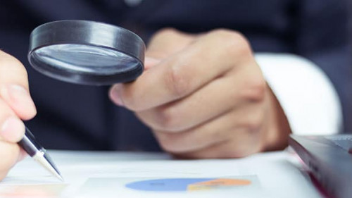 Anzugtraeger-Lupe-219991746-AS-JaRiRiyawat