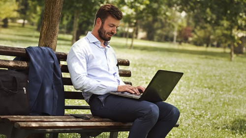 Anzugtraeger-Laptop-Park-300414404-AS-Cherries