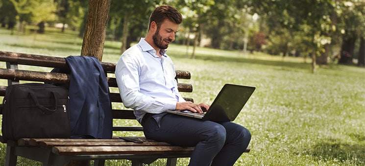 Anzugtraeger-Laptop-Park-300414404-AS-Cherries