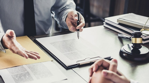 Anzugtraeger-Richterhammer-207379912-AS--Freedomz