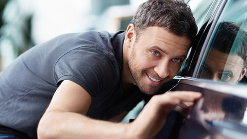 Mann-Auto-Laecheln-44783402-AS-AboutLife