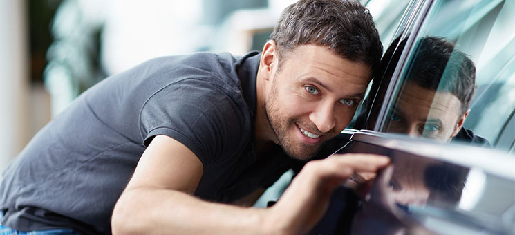 Mann-Auto-Laecheln-44783402-AS-AboutLife