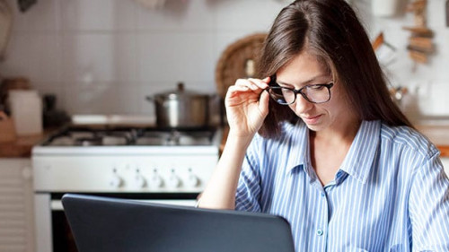 Frau-Laptop-334181742-AS-Marina-Andrejchenko