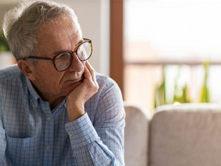 Mann-besorgt-329652045-AS-pikselstock