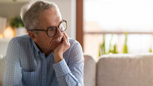 Mann-besorgt-329652045-AS-pikselstock