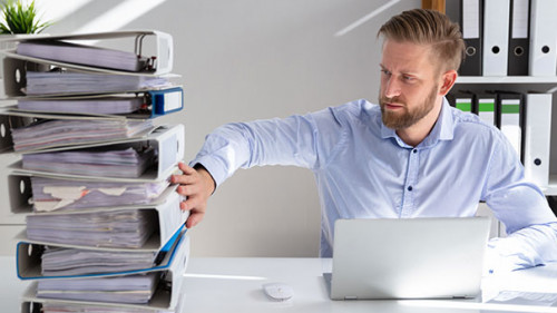 Mann-Buero-Ordner-Laptop-268412709-AS-Andrey-Popov