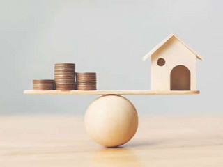 Muenzen-Haus-Balance-255855759-AS-Monster-Ztudio