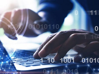 Haende-Laptop-Binaer-Code-290646493-AS-tippapatt