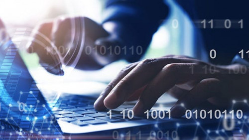 Haende-Laptop-Binaer-Code-290646493-AS-tippapatt