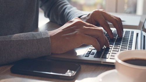 Mann-Laptop-301513591-AS-tippapatt