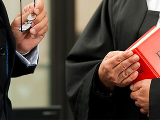 Richterin-Gesetzbuch-41207560-FO-Kzenon