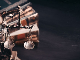 Iustitia-Buecher-295967841-AS-Proxima-Studio