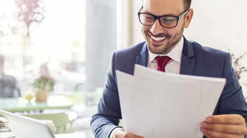 Anzugtraeger-Papier-laptop-Laecheln-196937724-AS-Jelena