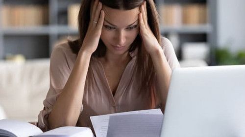 Frau-Laptop-verzweifelt-328956619-AS-fizkes