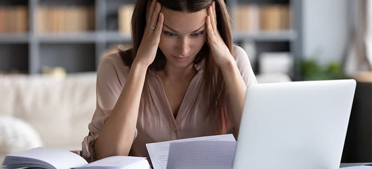 Frau-Laptop-verzweifelt-328956619-AS-fizkes