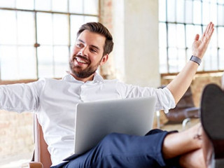 Mann-Laptop-relaxed-332488950-AS-Guenter-Menzl