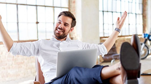 Mann-Laptop-relaxed-332488950-AS-Guenter-Menzl