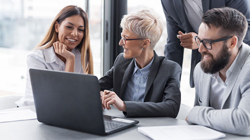 AnzugtraegerInnen-Laptop-246166051-AS-Impact-Photography